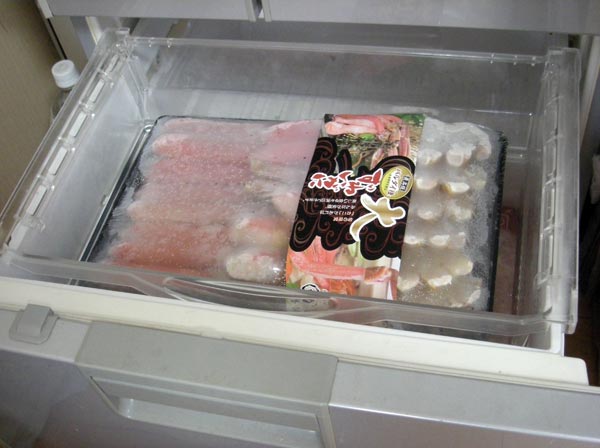 蟹をパッケージごと冷凍庫へ入れた様子